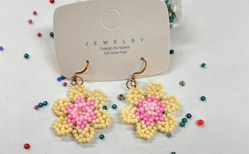 8月26日，手工活外發(fā)加工可靠嗎？靈活就業(yè)創(chuàng)業(yè)，做手工傳承官，在手工之家，純手工事業(yè)全面發(fā)展，圖為串珠米珠繡純手工產(chǎn)品剪影