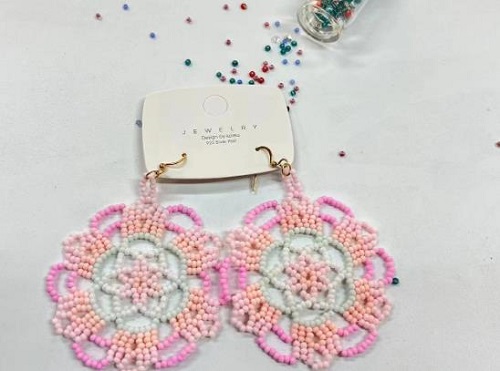 8月26日，手工活外發(fā)加工可靠嗎？靈活就業(yè)創(chuàng)業(yè)，做手工傳承官，在手工之家，純手工事業(yè)全面發(fā)展，圖為串珠米珠繡純手工產(chǎn)品剪影