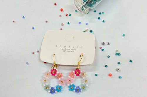 8月26日，手工活外發(fā)加工可靠嗎？靈活就業(yè)創(chuàng)業(yè)，做手工傳承官，在手工之家，純手工事業(yè)全面發(fā)展，圖為串珠米珠繡純手工產(chǎn)品剪影