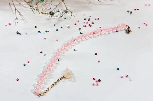 8月28日，外發(fā)加工接單平臺(tái)，正規(guī)廠家的手工，做手工傳承官，在手工之家，純手工不占空間，圖為飾品類串珠純手工產(chǎn)品剪影