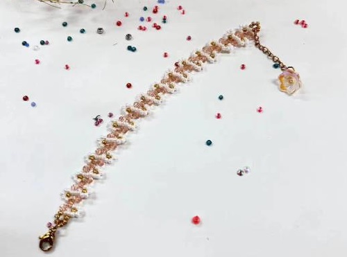 8月28日，外發(fā)加工接單平臺(tái)，正規(guī)廠家的手工，做手工傳承官，在手工之家，純手工不占空間，圖為飾品類串珠純手工產(chǎn)品剪影