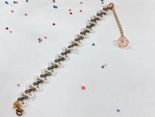 8月28日，外發(fā)加工接單平臺(tái)，正規(guī)廠家的手工，做手工傳承官，在手工之家，純手工不占空間，圖為飾品類串珠純手工產(chǎn)品剪影