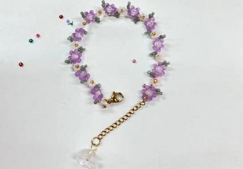 8月31日，兼職手工活可以帶回家做，做手工傳承官，靈活就業(yè)創(chuàng)業(yè)，在手工之家，純手工讓大家把時間都利用起來掙錢，圖為串珠米珠繡純手工產(chǎn)品剪影