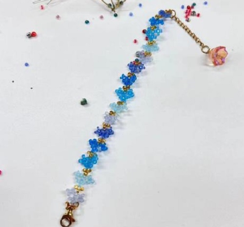 8月31日，兼職手工活可以帶回家做，做手工傳承官，靈活就業(yè)創(chuàng)業(yè)，在手工之家，純手工讓大家把時間都利用起來掙錢，圖為串珠米珠繡純手工產(chǎn)品剪影