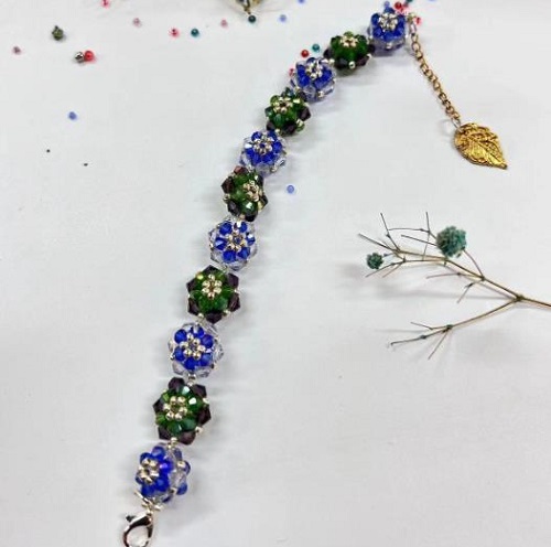 8月31日，兼職手工活可以帶回家做，做手工傳承官，靈活就業(yè)創(chuàng)業(yè)，在手工之家，純手工讓大家把時間都利用起來掙錢，圖為串珠米珠繡純手工產(chǎn)品剪影