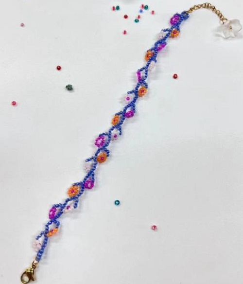 9月3日，在家里就能賺錢的工作，做手工傳承官，居家手工靈活就業(yè)創(chuàng)業(yè)，選擇手工之家，因?yàn)閷?duì)這里的手工事業(yè)各個(gè)方面滿意，圖為串珠米珠繡純手工產(chǎn)品剪影