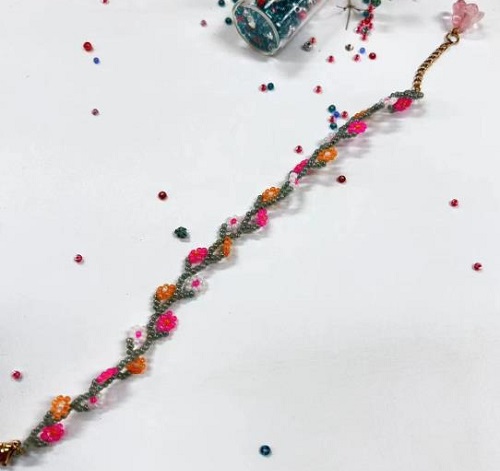 9月3日，在家里就能賺錢的工作，做手工傳承官，居家手工靈活就業(yè)創(chuàng)業(yè)，選擇手工之家，因?yàn)閷?duì)這里的手工事業(yè)各個(gè)方面滿意，圖為串珠米珠繡純手工產(chǎn)品剪影