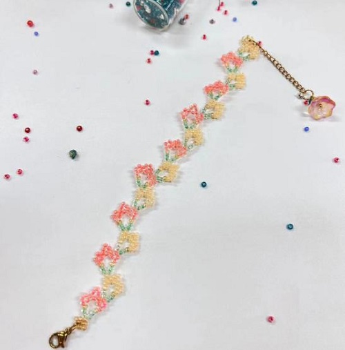 9月5日，手工活從哪里找廠家，想接正規(guī)廠家的手工項目，做手工傳承官，與手工之家合作，找到這里的方式有很多種，圖為串珠米珠繡純手工產(chǎn)品剪影