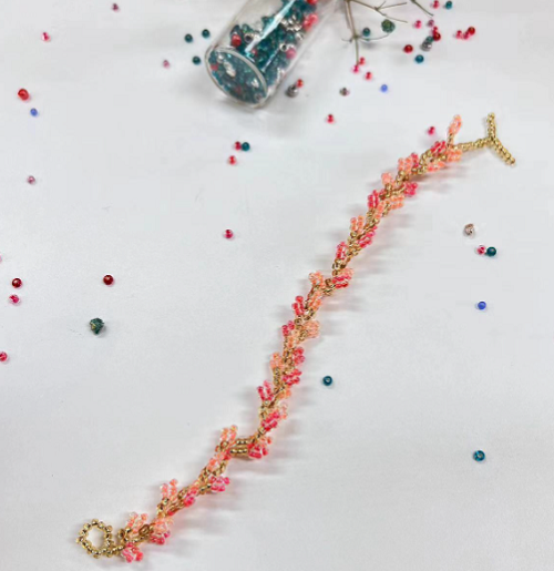 9月5日，手工活從哪里找廠家，想接正規(guī)廠家的手工項目，做手工傳承官，與手工之家合作，找到這里的方式有很多種，圖為串珠米珠繡純手工產(chǎn)品剪影