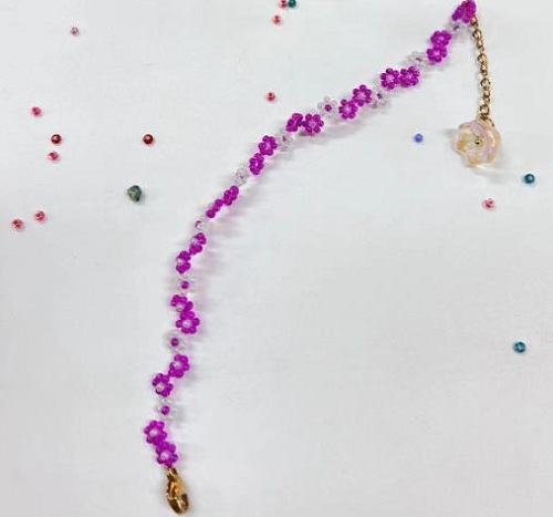 9月6日，附近有沒有兼職手工活，居家靈活就業(yè)的好副業(yè)，做手工傳承官，與手工之家，合作制度和服務(wù)讓人放心，圖為串珠米珠繡純手工產(chǎn)品剪影