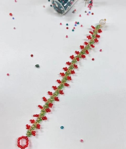 9月6日，附近有沒有兼職手工活，居家靈活就業(yè)的好副業(yè)，做手工傳承官，與手工之家，合作制度和服務(wù)讓人放心，圖為串珠米珠繡純手工產(chǎn)品剪影