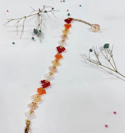 9月7日，手工活拿回家做在哪里找，靈活就業(yè)創(chuàng)業(yè)，做手工傳承官，在手工之家，了解清楚是合作的基礎(chǔ)，圖為串珠米珠繡純手工產(chǎn)品剪影