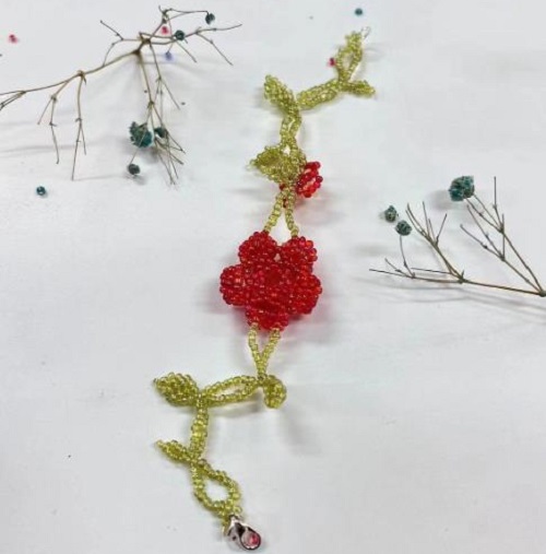 9月7日，手工活拿回家做在哪里找，靈活就業(yè)創(chuàng)業(yè)，做手工傳承官，在手工之家，了解清楚是合作的基礎(chǔ)，圖為串珠米珠繡純手工產(chǎn)品剪影