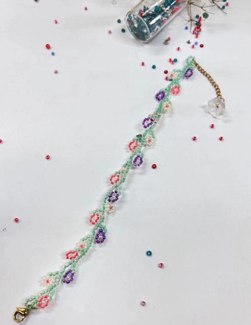 9月9日，手工活接單平臺，想接正規(guī)廠家的手工，做手工傳承官，與手工之家合作，合作內(nèi)容多，收入也多，圖為串珠米珠繡純手工產(chǎn)品剪影