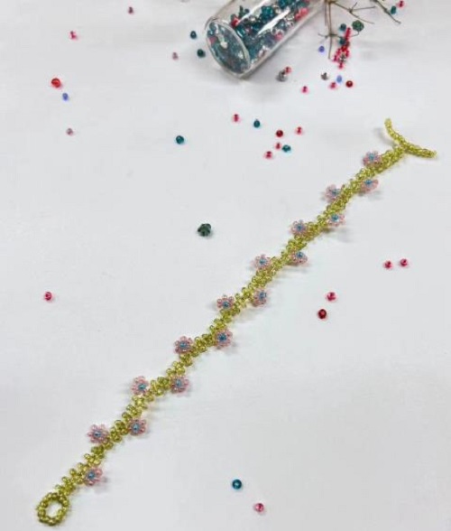 9月9日，手工活接單平臺，想接正規(guī)廠家的手工，做手工傳承官，與手工之家合作，合作內(nèi)容多，收入也多，圖為串珠米珠繡純手工產(chǎn)品剪影