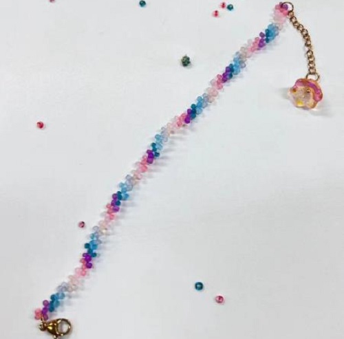 9月9日，手工活接單平臺，想接正規(guī)廠家的手工，做手工傳承官，與手工之家合作，合作內(nèi)容多，收入也多，圖為串珠米珠繡純手工產(chǎn)品剪影