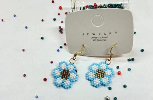 9月10日，手工活外發(fā)加工正規(guī)廠家直接發(fā)貨，做手工傳承官，在家做的手工，手工之家的純手工有優(yōu)勢、能掙錢，圖為串珠米珠繡純手工產(chǎn)品剪影