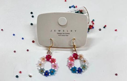 9月10日，手工活外發(fā)加工正規(guī)廠家直接發(fā)貨，做手工傳承官，在家做的手工，手工之家的純手工有優(yōu)勢、能掙錢，圖為串珠米珠繡純手工產(chǎn)品剪影