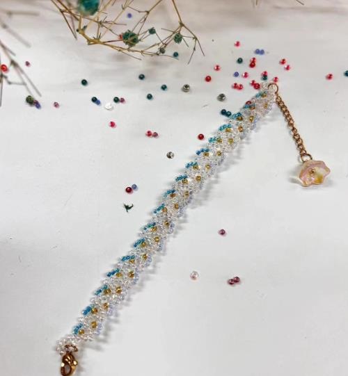 9月13日，手工活外發(fā)加工正規(guī)的廠家，做手工傳承官，靈活就業(yè)創(chuàng)業(yè)，與手工之家合作，你我他都可以，圖為串珠米珠繡純手工產(chǎn)品剪影