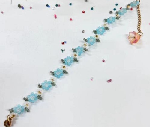 9月13日，手工活外發(fā)加工正規(guī)的廠家，做手工傳承官，靈活就業(yè)創(chuàng)業(yè)，與手工之家合作，你我他都可以，圖為串珠米珠繡純手工產(chǎn)品剪影