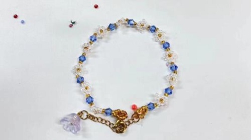 9月13日，手工活外發(fā)加工正規(guī)的廠家，做手工傳承官，靈活就業(yè)創(chuàng)業(yè)，與手工之家合作，你我他都可以，圖為串珠米珠繡純手工產(chǎn)品剪影