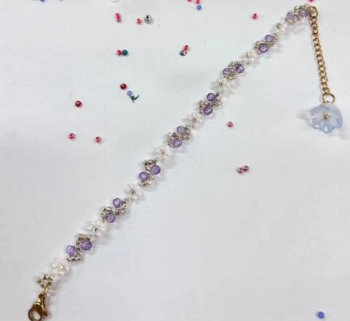 9月15日，手工活外發(fā)一手貨源，做手工傳承官，在家兼職手工活掙錢，在手工之家，怎么合作多掙錢看大家的具體情況，圖為串珠米珠繡純手工產(chǎn)品剪影