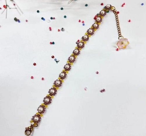 9月15日，手工活外發(fā)一手貨源，做手工傳承官，在家兼職手工活掙錢，在手工之家，怎么合作多掙錢看大家的具體情況，圖為串珠米珠繡純手工產(chǎn)品剪影