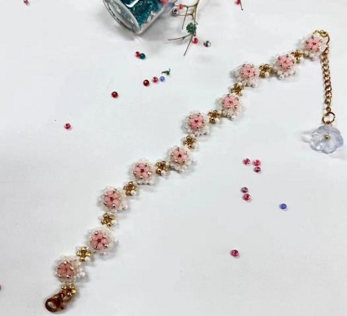 9月15日，手工活外發(fā)一手貨源，做手工傳承官，在家兼職手工活掙錢，在手工之家，怎么合作多掙錢看大家的具體情況，圖為串珠米珠繡純手工產(chǎn)品剪影