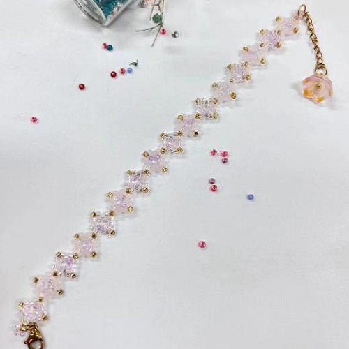 9月16日，在家就能賺錢的工作，拿回家做的手工活，做手工傳承官，手工之家的純手工，多種業(yè)務(wù)能同時做，圖為串珠米珠繡純手工產(chǎn)品剪影