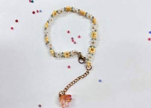 9月16日，在家就能賺錢的工作，拿回家做的手工活，做手工傳承官，手工之家的純手工，多種業(yè)務(wù)能同時做，圖為串珠米珠繡純手工產(chǎn)品剪影