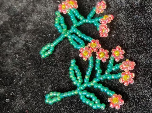 9月17日，手工活兼職可帶回家，做手工傳承官，手工活接單平臺(tái)，在手工之家，合作不同收入不同，但服務(wù)一樣真誠(chéng)，圖為串珠米珠繡純手工產(chǎn)品剪影