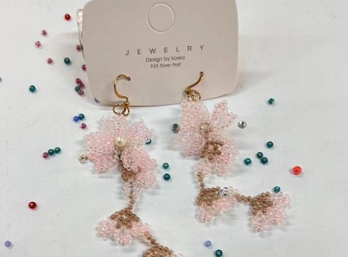 9月17日，手工活兼職可帶回家，做手工傳承官，手工活接單平臺(tái)，在手工之家，合作不同收入不同，但服務(wù)一樣真誠(chéng)，圖為串珠米珠繡純手工產(chǎn)品剪影