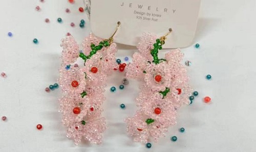 9月17日，手工活兼職可帶回家，做手工傳承官，手工活接單平臺(tái)，在手工之家，合作不同收入不同，但服務(wù)一樣真誠(chéng)，圖為串珠米珠繡純手工產(chǎn)品剪影