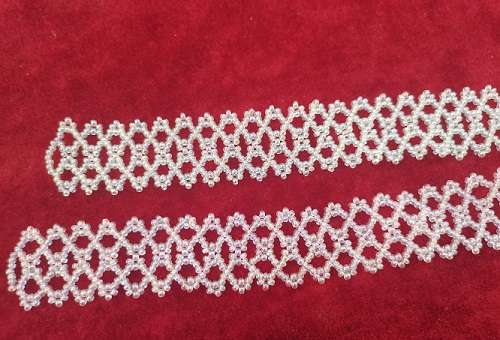 9月18日，手工活外發(fā)加工怎么找貨源，想接正規(guī)廠家的手工，做手工傳承官，手工之家給大家更多成長收獲，圖為串珠米珠繡純手工產品剪影