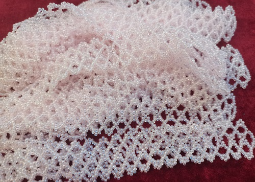 9月18日，手工活外發(fā)加工怎么找貨源，想接正規(guī)廠家的手工，做手工傳承官，手工之家給大家更多成長收獲，圖為串珠米珠繡純手工產品剪影