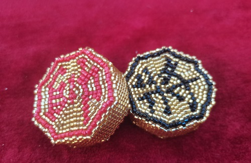 9月19日，能在家做的手工項目，做手工傳承官，輕創(chuàng)業(yè)做手工掙錢，在手工之家，找到適合自己的合作，收入更好，圖為串珠米珠繡純手工產(chǎn)品剪影