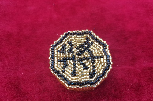 9月19日，能在家做的手工項目，做手工傳承官，輕創(chuàng)業(yè)做手工掙錢，在手工之家，找到適合自己的合作，收入更好，圖為串珠米珠繡純手工產(chǎn)品剪影