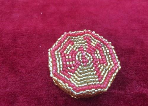 9月19日，能在家做的手工項目，做手工傳承官，輕創(chuàng)業(yè)做手工掙錢，在手工之家，找到適合自己的合作，收入更好，圖為串珠米珠繡純手工產(chǎn)品剪影