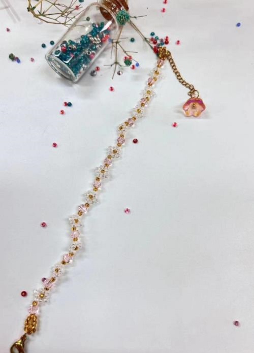 9月20日，在家里做什么可以掙錢，可以拿回家做的手工微創(chuàng)業(yè)項(xiàng)目，做手工傳承官，手工之家可信靠譜，合作放心，圖為串珠米珠繡純手工產(chǎn)品剪影