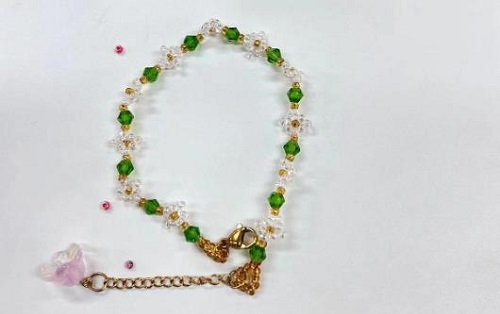 9月20日，在家里做什么可以掙錢，可以拿回家做的手工微創(chuàng)業(yè)項(xiàng)目，做手工傳承官，手工之家可信靠譜，合作放心，圖為串珠米珠繡純手工產(chǎn)品剪影