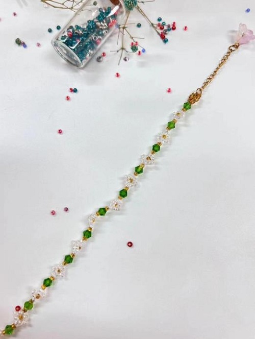 9月20日，在家里做什么可以掙錢，可以拿回家做的手工微創(chuàng)業(yè)項(xiàng)目，做手工傳承官，手工之家可信靠譜，合作放心，圖為串珠米珠繡純手工產(chǎn)品剪影