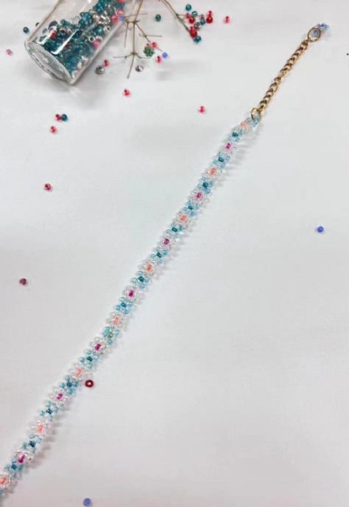 9月21日，手工活從哪里找廠家，想接正規(guī)廠家的手工輕資產(chǎn)創(chuàng)業(yè)，做手工傳承官，與手工之家合作，看自己的情況選擇收入更好，圖為串珠米珠繡純手工產(chǎn)品剪影