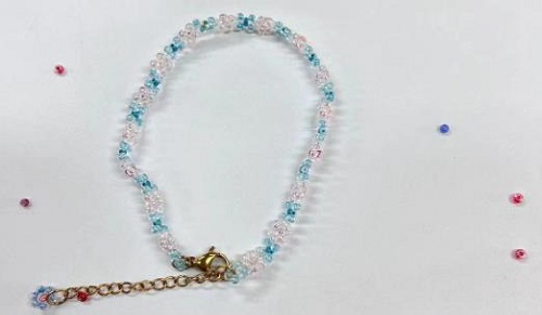 9月21日，手工活從哪里找廠家，想接正規(guī)廠家的手工輕資產(chǎn)創(chuàng)業(yè)，做手工傳承官，與手工之家合作，看自己的情況選擇收入更好，圖為串珠米珠繡純手工產(chǎn)品剪影