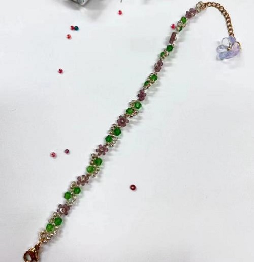 9月21日，手工活從哪里找廠家，想接正規(guī)廠家的手工輕資產(chǎn)創(chuàng)業(yè)，做手工傳承官，與手工之家合作，看自己的情況選擇收入更好，圖為串珠米珠繡純手工產(chǎn)品剪影