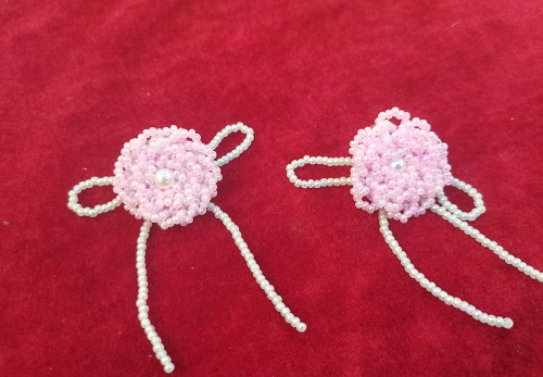 9月23日，家里干的手工活兼職，在家做的副業(yè)創(chuàng)業(yè)，做手工傳承官，在手工之家，一直努力讓合作人員有更好的收入，圖為串珠米珠繡手工產(chǎn)品剪影