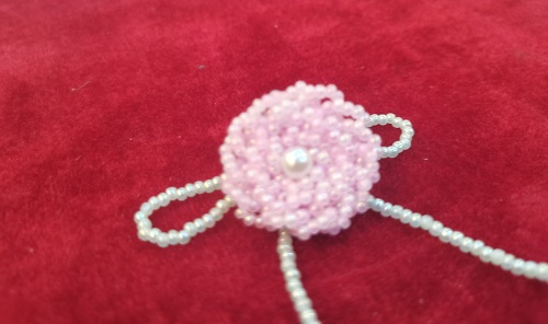 9月23日，家里干的手工活兼職，在家做的副業(yè)創(chuàng)業(yè)，做手工傳承官，在手工之家，一直努力讓合作人員有更好的收入，圖為串珠米珠繡手工產(chǎn)品剪影