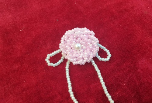 9月23日，家里干的手工活兼職，在家做的副業(yè)創(chuàng)業(yè)，做手工傳承官，在手工之家，一直努力讓合作人員有更好的收入，圖為串珠米珠繡手工產(chǎn)品剪影