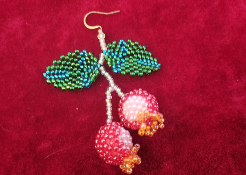 9月24日，外發(fā)手工活正規(guī)平臺，手工靈活就業(yè)微創(chuàng)業(yè)，做手工傳承官，與手工之家合作，因為這里真實、真誠和對事業(yè)的真心，圖為串珠米珠繡手工產(chǎn)品剪影