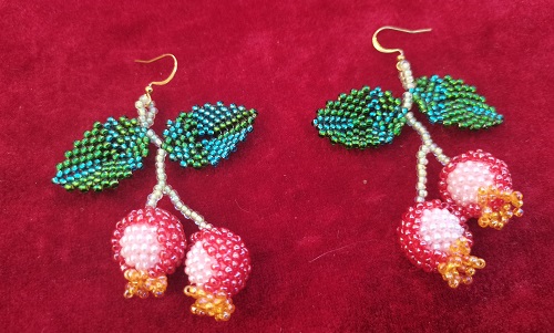 9月24日，外發(fā)手工活正規(guī)平臺，手工靈活就業(yè)微創(chuàng)業(yè)，做手工傳承官，與手工之家合作，因為這里真實、真誠和對事業(yè)的真心，圖為串珠米珠繡手工產(chǎn)品剪影