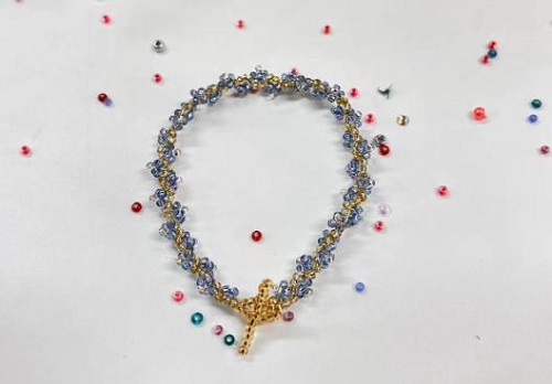 9月25日，在家就能賺錢(qián)的工作，兼職手工在家可做，輕資產(chǎn)創(chuàng)業(yè)的手工，做手工傳承官，在手工之家，堅(jiān)守和實(shí)事求是地創(chuàng)新，成就純手工事業(yè)，圖為串珠米珠繡手工材料剪影